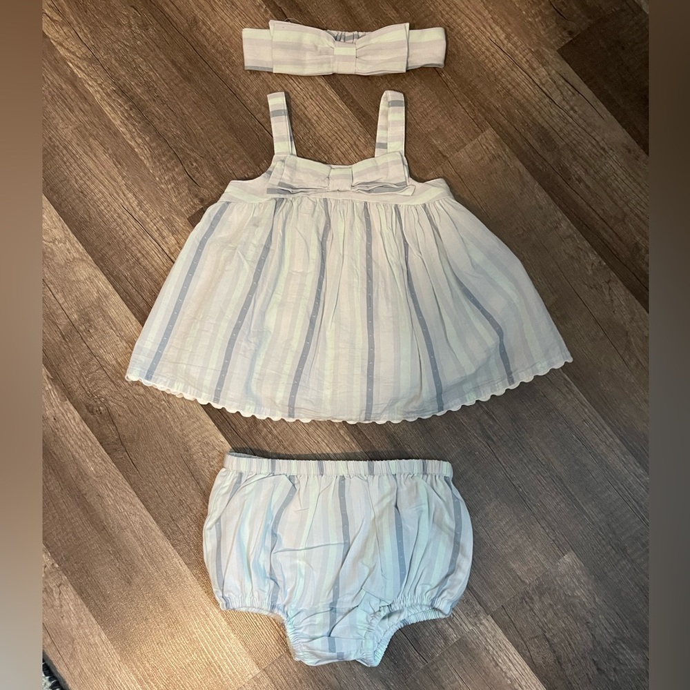 Baby matching set with bottoms and bow